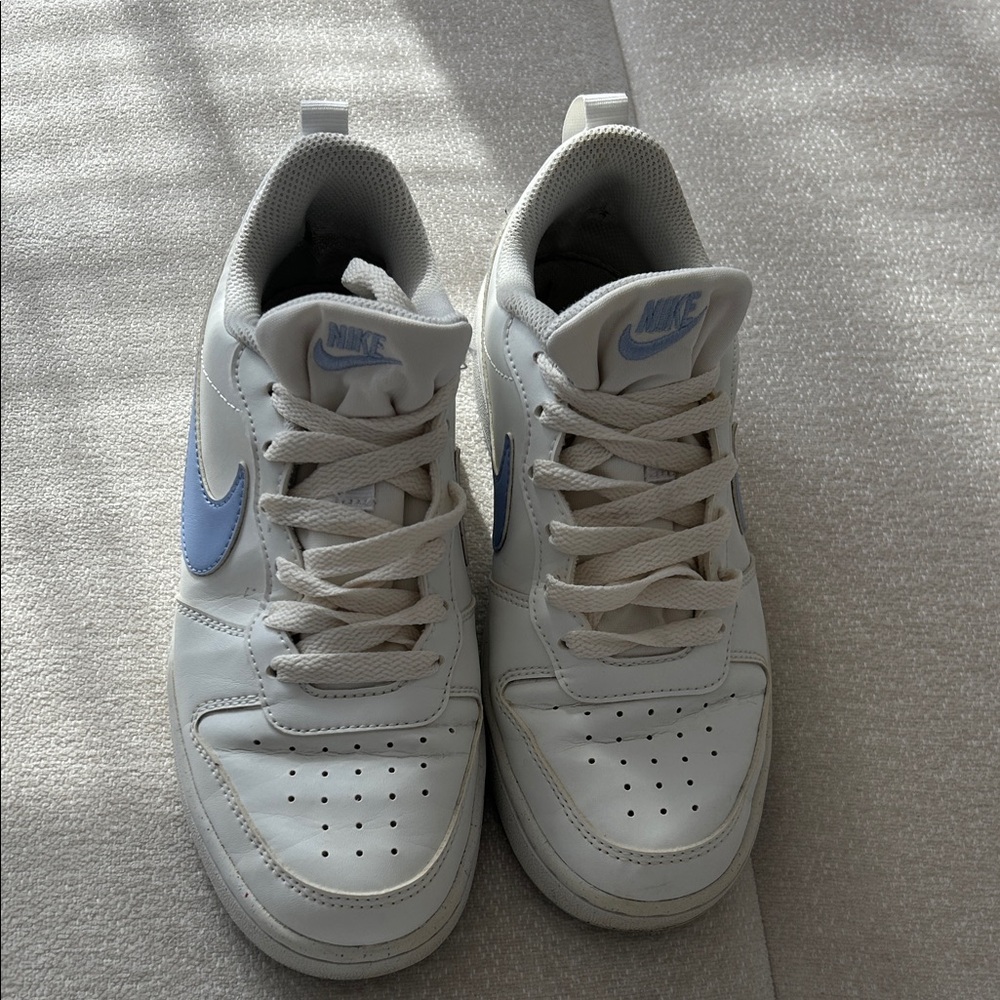 Nike Kids Sneakers in White and Light Blue